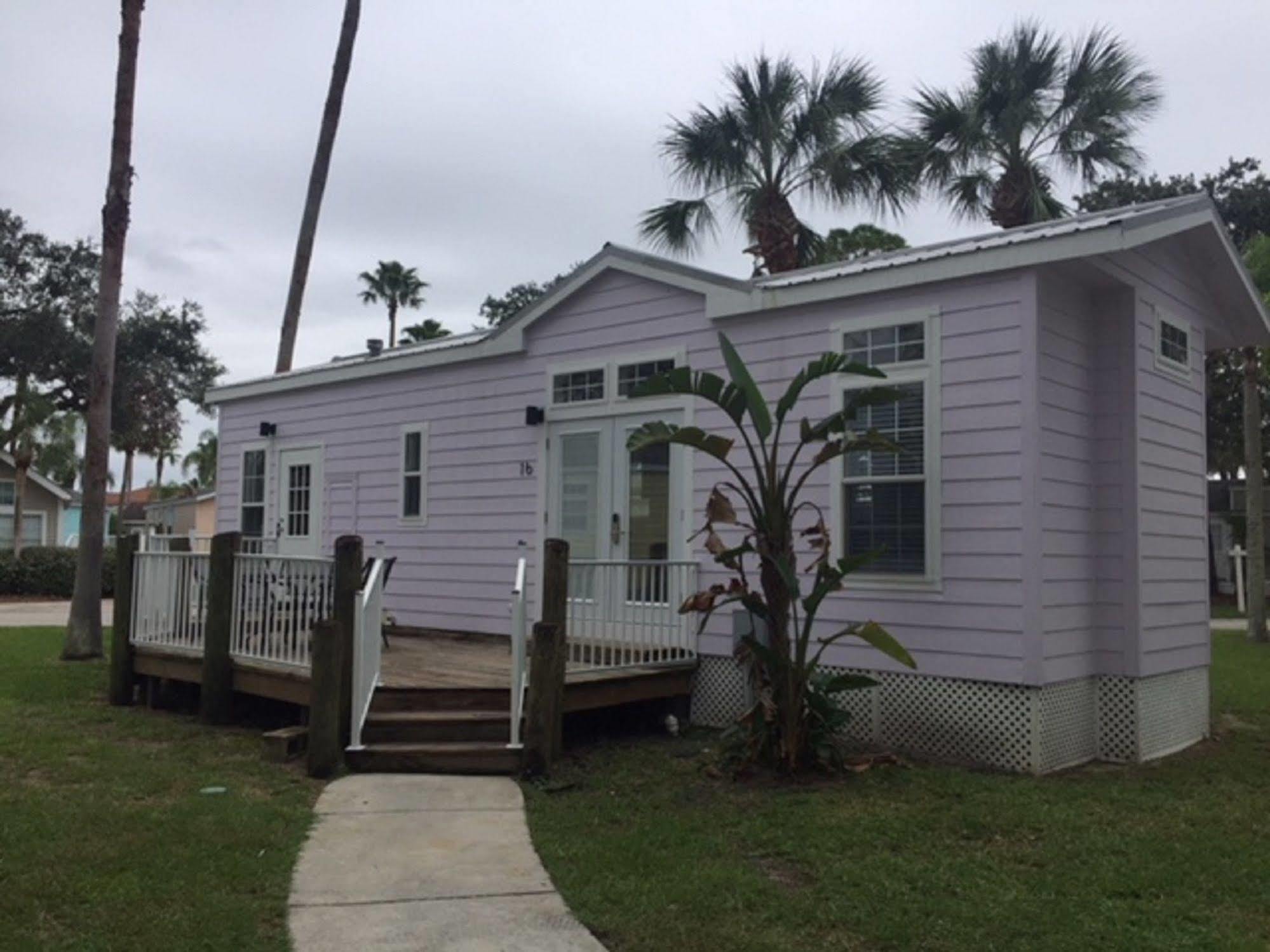 Lodge Tropical Palms &